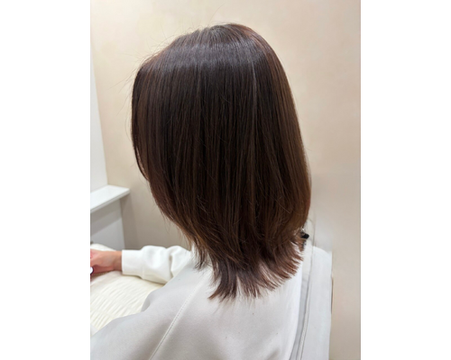 艶とまとまりのあるミディアムヘアの仕上がり