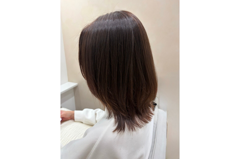 艶とまとまりのあるミディアムヘアの仕上がり