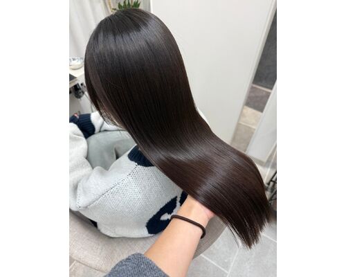 髪質改善ストレート後のケアで艶髪をキープ｜alana薬院店髪質改善や縮毛矯正を行った髪は、時間の経過とともにうるおいや艶が落ち着いていきます。薬院店では、施術からヶ月半〜ヶ月を目安にトリートメントを行い、髪内部のうるおいを補いながら艶を保つケアをご提案しています。丁寧に整えた毛先まで扱いやすく、朝のスタイリングも楽になる仕上がりへ。継続的なケアで、髪質改善の効果を長く実感いただけます。担当：梶原理絵：薬院店は、席以下の小型サロンで名のスタイリストが仕上げまで担当する完全予約制です。受付時間は〜、薬院駅から徒歩分、地下鉄七隈線渡辺通駅から分の立地です。