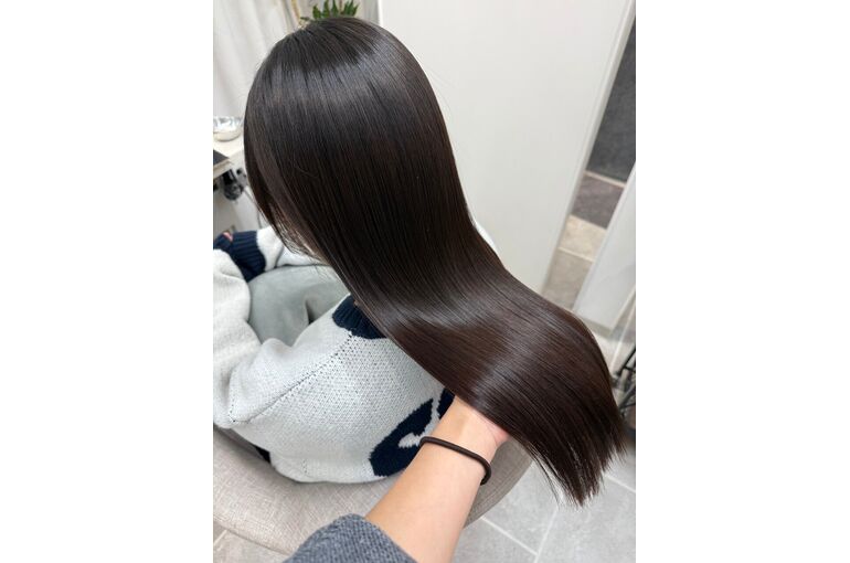 髪質改善ストレート後のケアで艶髪をキープ｜alana薬院店髪質改善や縮毛矯正を行った髪は、時間の経過とともにうるおいや艶が落ち着いていきます。薬院店では、施術からヶ月半〜ヶ月を目安にトリートメントを行い、髪内部のうるおいを補いながら艶を保つケアをご提案しています。丁寧に整えた毛先まで扱いやすく、朝のスタイリングも楽になる仕上がりへ。継続的なケアで、髪質改善の効果を長く実感いただけます。担当：梶原理絵：薬院店は、席以下の小型サロンで名のスタイリストが仕上げまで担当する完全予約制です。受付時間は〜、薬院駅から徒歩分、地下鉄七隈線渡辺通駅から分の立地です。