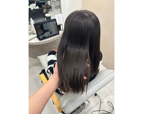 白髪が目立ちにくいカラー｜透明感のある寒色系アッシュで自然な仕上がりに