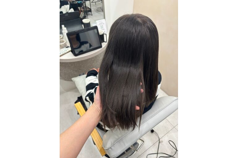 白髪が目立ちにくいカラー｜透明感のある寒色系アッシュで自然な仕上がりに