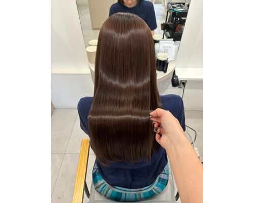 自然な縮毛矯正で叶える、楽な艶髪スタイル