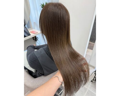 春におすすめのオリーブベージュカラー｜赤みを抑えた柔らかな印象へ