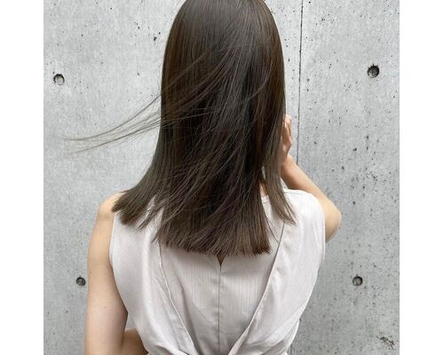 暗めでも透明感を楽しむ春のオリーブカラー
