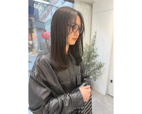 暗めのオリーブグレーカラーと顔まわりのおくれ毛｜色落ちも楽しめる仕上がりへ