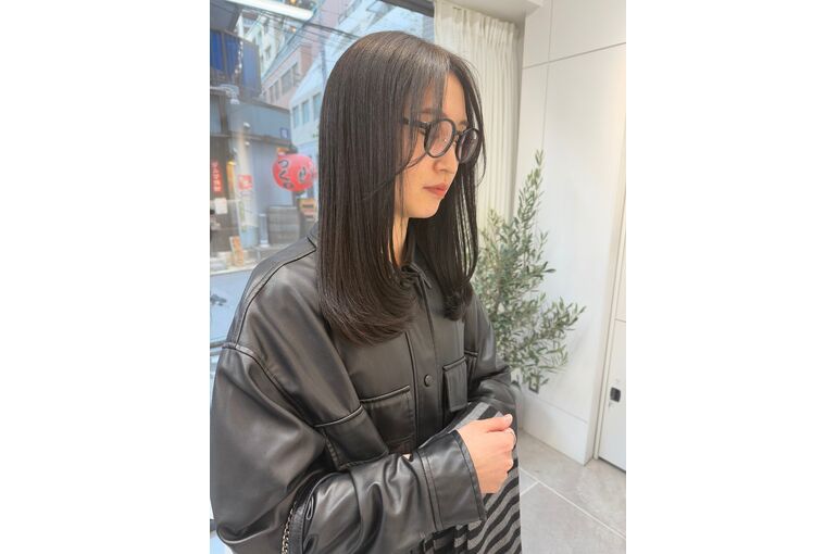 暗めのオリーブグレーカラーと顔まわりのおくれ毛｜色落ちも楽しめる仕上がりへ