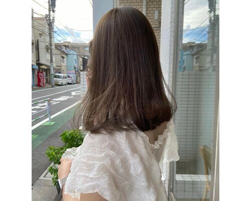 赤みを抑えて柔らかな印象に｜春のオリーブベージュカラー