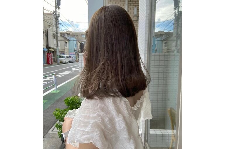 赤みを抑えて柔らかな印象に｜春のオリーブベージュカラー