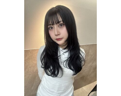 顔周りのレイヤーを強めに巻いて｜動きを楽しむ似合わせカット