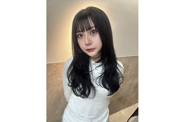 顔周りのレイヤーを強めに巻いて｜動きを楽しむ似合わせカット