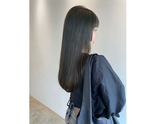 暗めでも重く見せない｜赤みを抑えたグレージュカラー