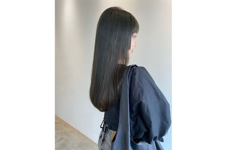 暗めでも重く見せない｜赤みを抑えたグレージュカラー