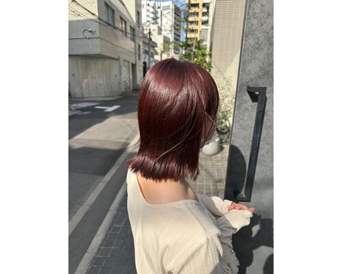 光で印象が変わる春色ラテピンク｜深みのあるピンク系カラー