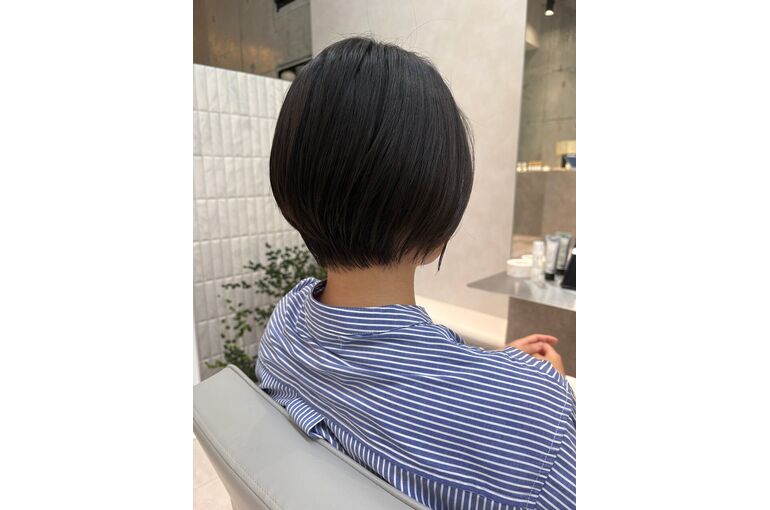 「丸みシルエットのショートボブで首元すっきり◎」