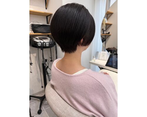 シルエットが綺麗なショートヘア（梶原）