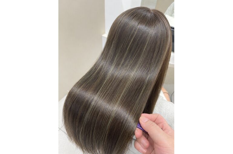 大人の髪に、さりげないハイライト。