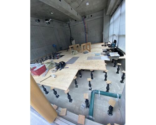 alana薬院店 工事の様子（床上げ作業）