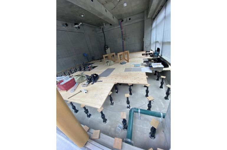 alana薬院店 工事の様子（床上げ作業）