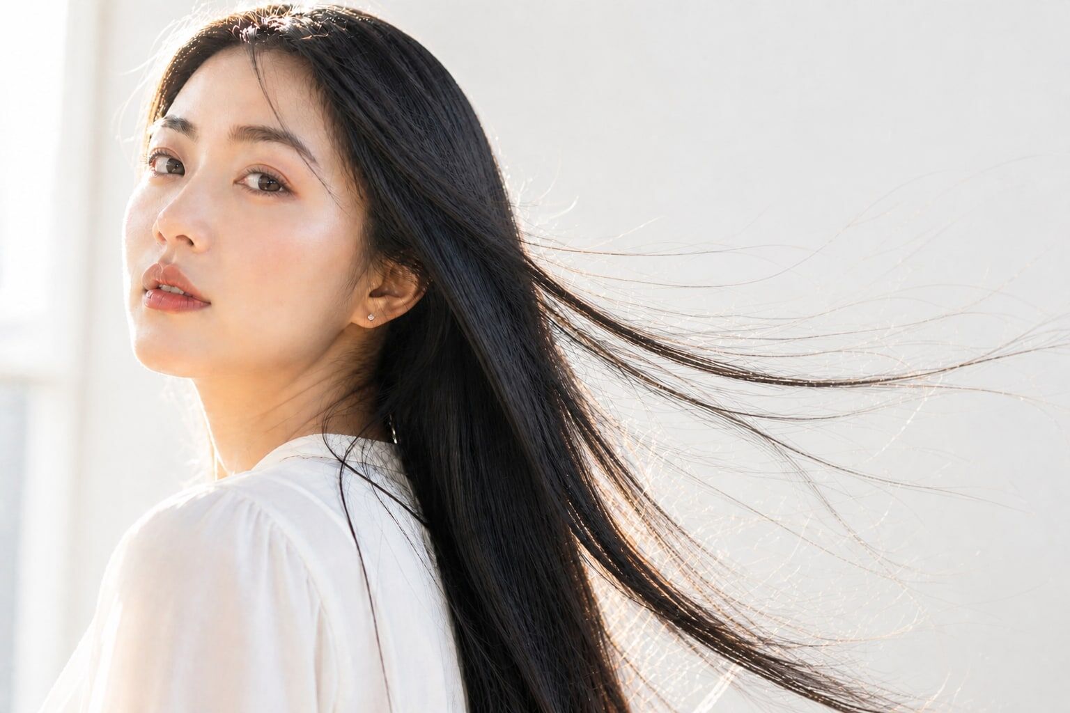 髪質改善をイメージした、艶のあるロングヘアの女性